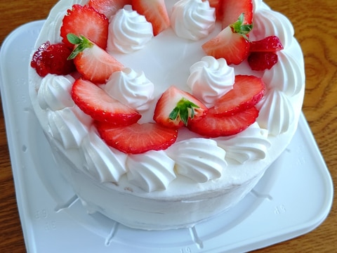 ホワイトチョコクリームのデコレーションケーキ